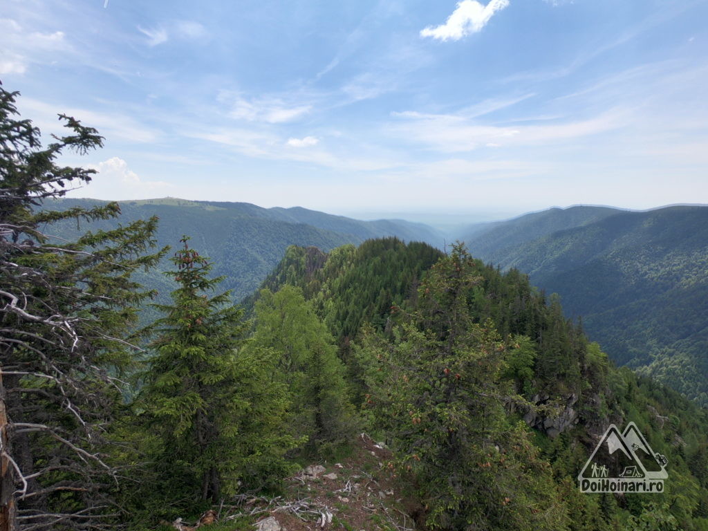 Valea Luncavățului și Mănstirea Alina Maria - in golul alpin pe piciorul din stâng (vedere de la Tribunalul Haiducilor)