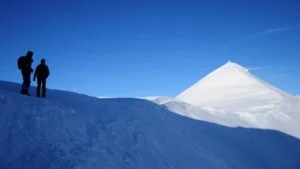 Vârful Bucura Dumbravă în fundal
