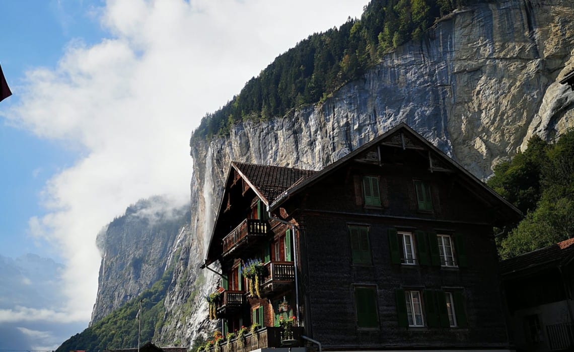 Cascada Staubbach vazuta din Lauterbrunnen