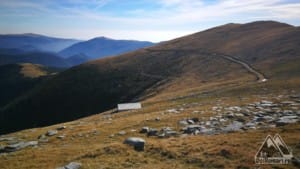 Jimilică și cabana, sub Parângu Mare