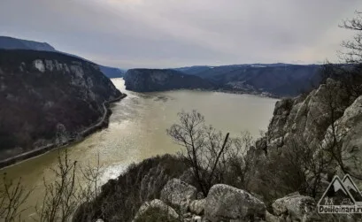 De pe Ciucaru Mic, spre Dubova și Ciucaru Mare