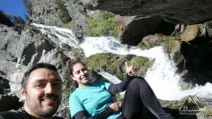 Doi hoinari la Cascada Moara Dracilor