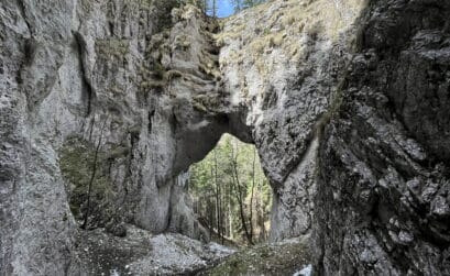 Scocul Urzicarului și podul suspendat Dâlma Ciocanelor