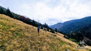 Urcăm pe versantul din dreapta al căldării