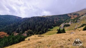 Urcăm pe versantul din dreapta al căldării