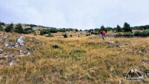 Urcăm pe versantul din dreapta al căldării