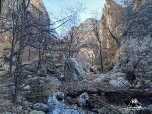 Poarta Mică și râul Vratna