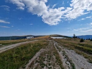 Lac în dreapta, construcție în stânga
